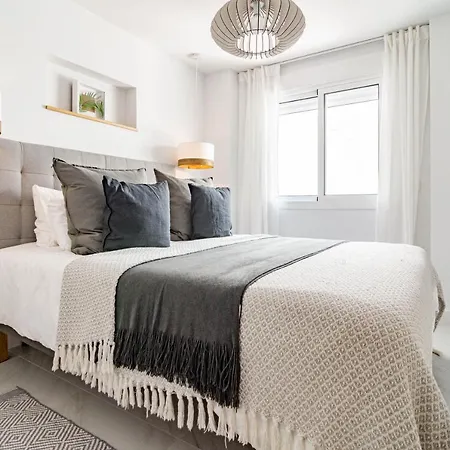 Awesome 3 Bedroom Metres From The Rdr289 * Estepona