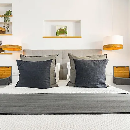 Awesome 3 Bedroom Metres From The Rdr289 Apartamento