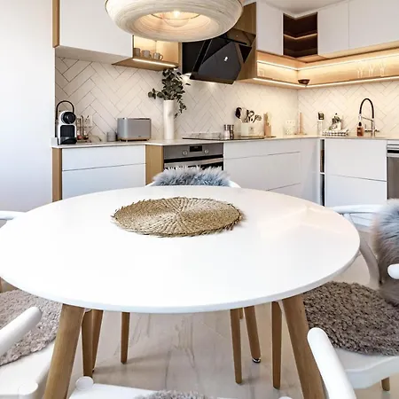 Apartman Awesome 3 Bedroom Metres From The Rdr289 *