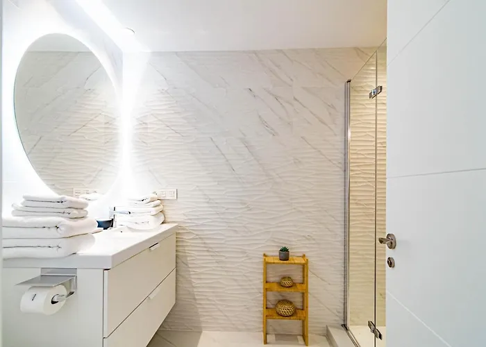 Awesome 3 Bedroom Metres From The Rdr289 아파트 에스테포나