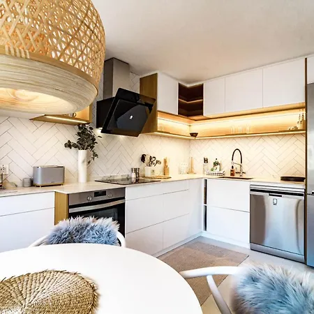 Awesome 3 Bedroom Metres From The Rdr289 شقة