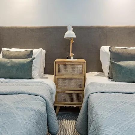 شقة Awesome 3 Bedroom Metres From The Rdr289 إِستيبونا